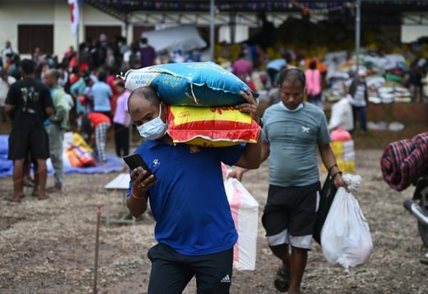 Des rescapés du "tsunami himalayen" quittent un camp de secours temporaire après avoir reçu une aide matérielle à Devighat, dans le district de Nuwakot au Népal, le 3 septembre 2026