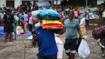 Des rescapés du "tsunami himalayen" quittent un camp de secours temporaire après avoir reçu une aide matérielle à Devighat, dans le district de Nuwakot au Népal, le 3 septembre 2026