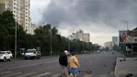 Des habitants de Kiev marchent dans une rue après une attaque de missiles russes, le 11 juillet 2026