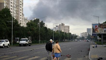Des habitants de Kiev marchent dans une rue après une attaque de missiles russes, le 11 juillet 2026