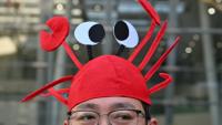Un homme porte un chapeau en forme de homard représentant la mascotte de OpenClaw, le 11 mars 2026 à Pékin