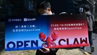 Une affiche présentant OpenClaw, un assistant IA open source, le 11 mars 2026 à Pékin