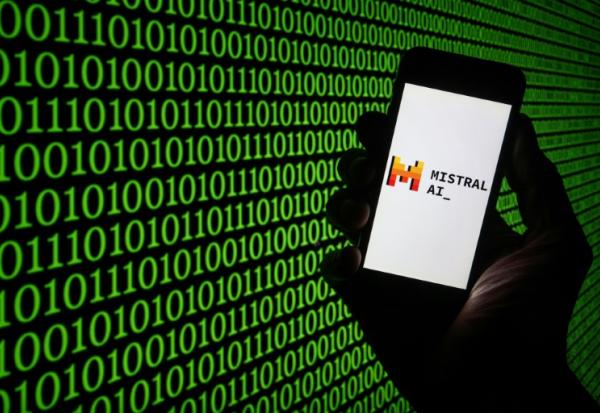 Mistral a dévoilé mardi 6 octobre 2026 son nouveau modèle d'intelligence artificielle, moins d'un mois après une levée de fonds de 3 milliards d'euros qui a valorisé l'entreprise française à plus de 21 milliards d'euros
