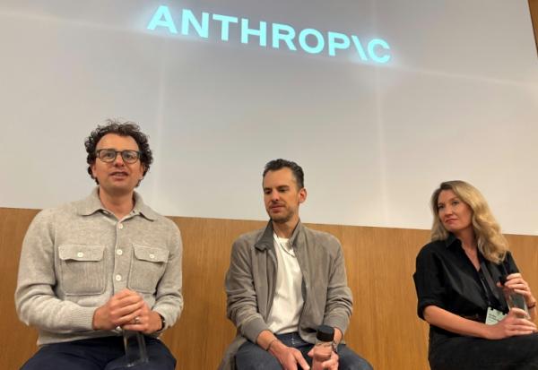 De g. à d.: le PDG d'Anthropic, Dario Amodei, le directeur produit, Mike Krieger, et la responsable de la communication, Sasha de Marigny, en conférence de presse à San Francisco (Californie), le 22 mai 2025