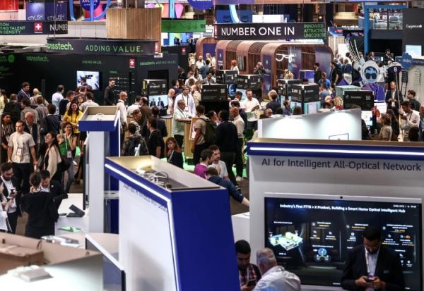 Des visiteurs lors de la 9e édition de VivaTech porte de Versailles, à Paris le 11 juin 2025