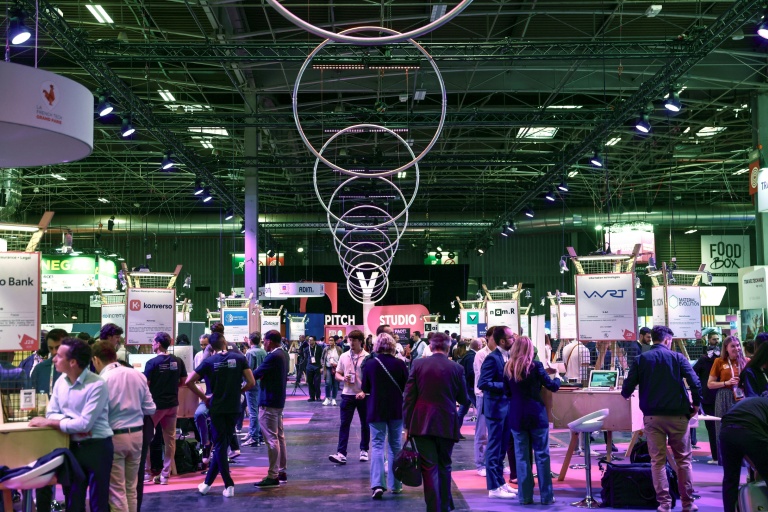 Des visiteurs parcourent les stands de la 9e édition du salon VivaTech, dédié aux startups technologiques et à l'innovation, le 11 juin 2025 à Paris
