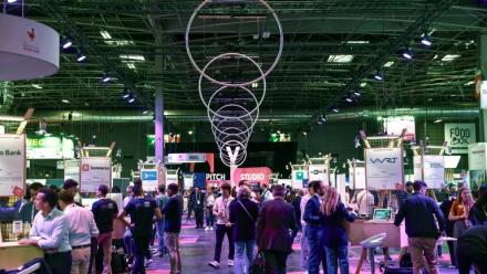 Des visiteurs parcourent les stands de la 9e édition du salon VivaTech, dédié aux startups technologiques et à l'innovation, le 11 juin 2025 à Paris