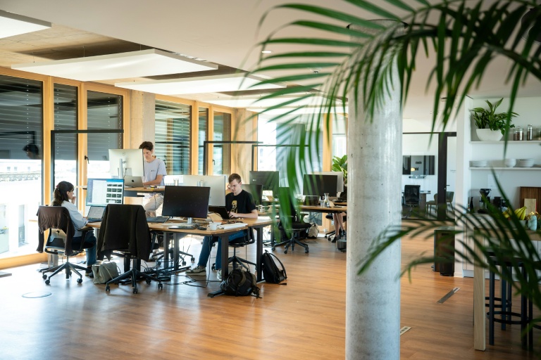 Des employés de Black Forest Labs, dans les bureaux de la start-up spécialisée dans la génération d'images par IA, le 15 septembre 2026 à Fribourg, en Allemagne