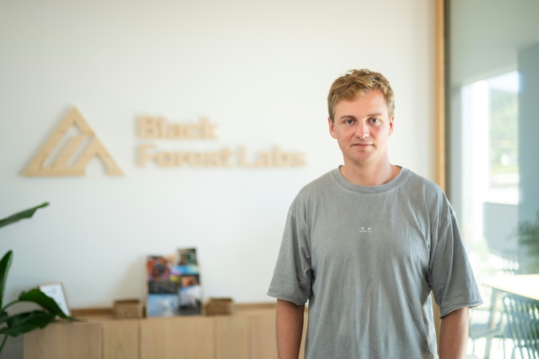 Robin Rombach, le patron de Black Forest Labs, dans les bureaux de la start-up spécialisée dans la génération d'images par IA, le 15 septembre 2026 à Fribourg, en Allemagne