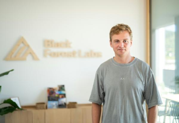 Robin Rombach, le patron de Black Forest Labs, dans les bureaux de la start-up spécialisée dans la génération d'images par IA, le 15 septembre 2026 à Fribourg, en Allemagne