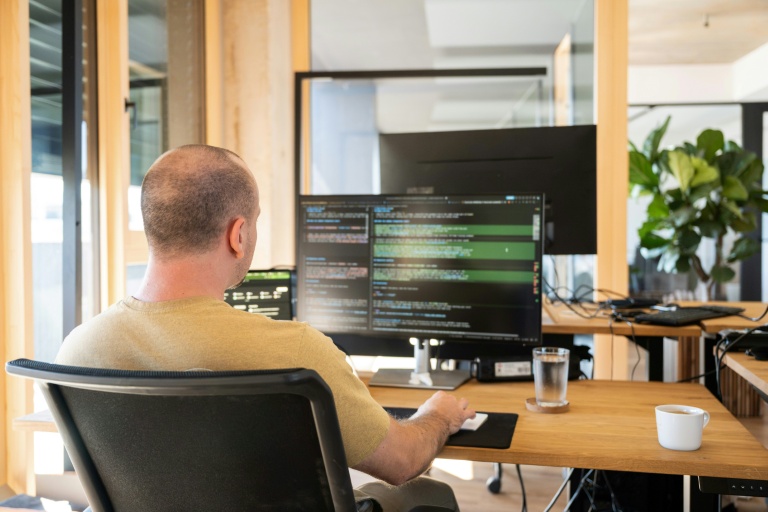 Un employé de Black Forest Labs, dans les bureaux de la start-up spécialisée dans la génération d'images par IA, le 15 septembre 2026 à Fribourg, en Allemagne