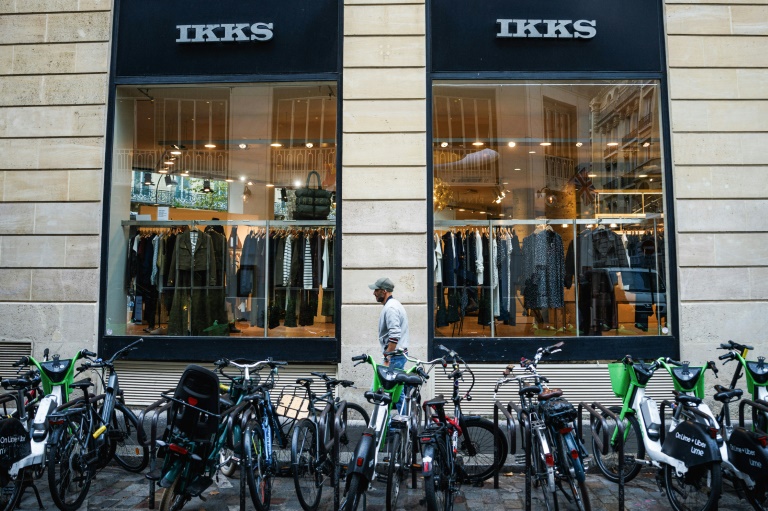 Un passant devant une boutique IKKS à Paris, le 3 octobre 2025
