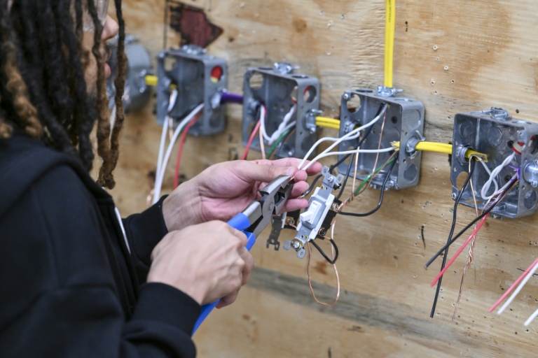 Un étudiant en électricité de  l'Apex Technical School à Manhattan, New York, le 4 juin 2026