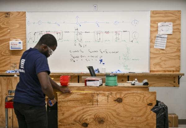 Un étudiant participe à un cours, à Manhattan, New York, le 4 juin 2026
