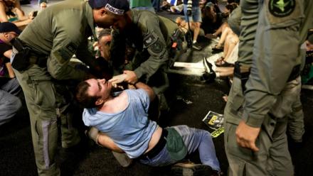 La police israélienne évacue des manifestants qui bloquaient la circulation dans un tunnel à Jérusalem, le 17 août 2025

