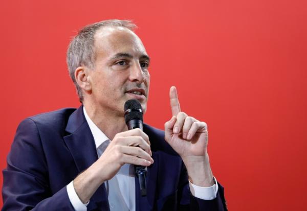 Raphaël Glucksmann lors d'un rassemblement de la gauche social-démocrate à Pontoise (Val d'Oise), le 16 november 2025 