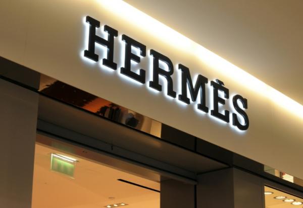Le groupe français de luxe Hermès publie un chiffre d'affaires en hausse de 5% à 3,9 milliards d'euros, imperturbable malgré un contexte moins favorable au secteur du luxe depuis plusieurs trimestres