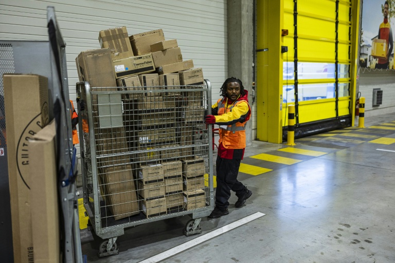 Un employé pousse un conteneur de colis dans un entrepôt à Lesquin, près de Lille, le 12 novembre 2025