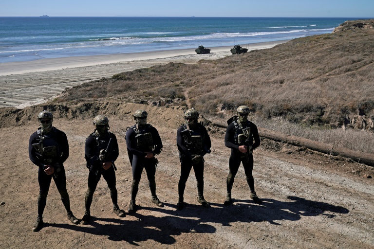 Des militaires membres des Navy SEALS, en tenue amphibie lors d'une visite du vice-président américain JD Vance sur la base de Camp Pendleton, en Californie, le 18 octobre 2025