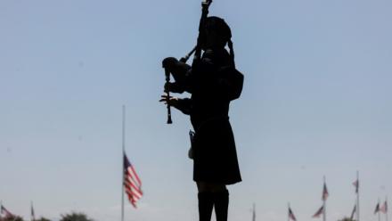 Un musicien joue de la cornemuse lors d'une cérémonie en l'honneur de soldats décédés, le 27 janvier 2021, au cimetière militaire de San Diego, en Californie