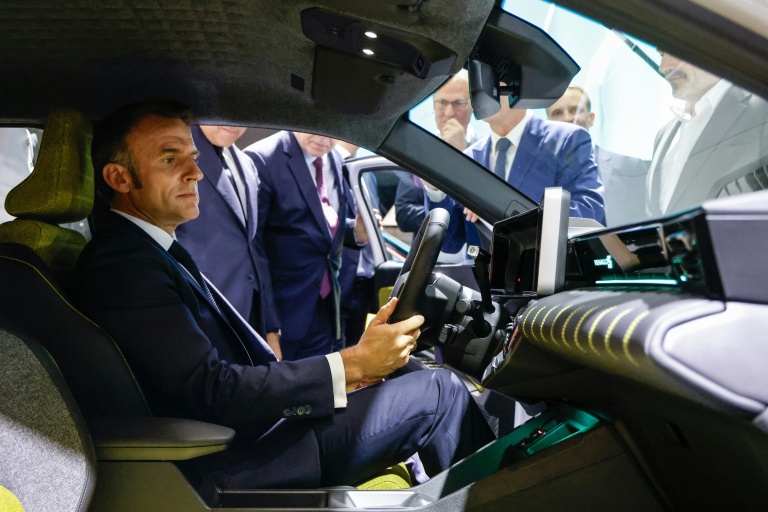 Le président Emmanuel Macron participe au Mondial de l'Auto, le 14 octobre 2024 à Paris