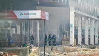 Des pompiers inspectent le terminal de fret de l'aéroport international Hazrat Shahjalal de Dacca au Bangladesh, le 19 octobre 2025, au lendemain de l'incendie qui l'a ravagé