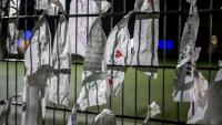 Des messages sont accrochés à la clôture du stade de football de Lutry en Suisse, le 8 janvier 2026, en mémoire des victimes de l'incendie mortel du réveillon du Nouvel An à Crans-Montana