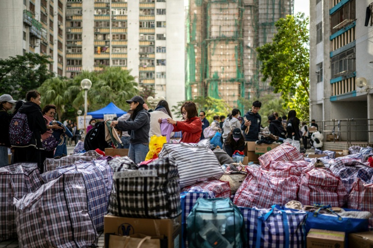 Distribution de produits de première nécessité aux sinistrés après l'incendie d'un groupe d'immeubles à Hong Kong, le 28 novembre 2025