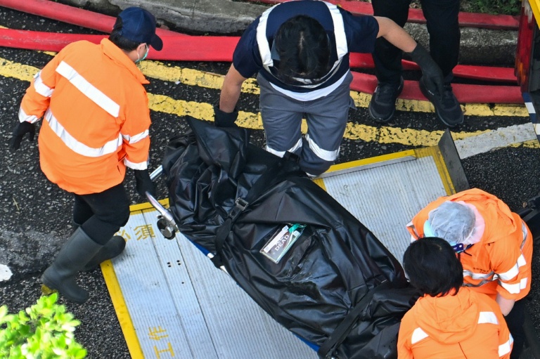 Un corps est transféré dans un véhicule après un important incendie qui a dévasté des tours d'habitation à Hong Kong, le 28 novembre 2025