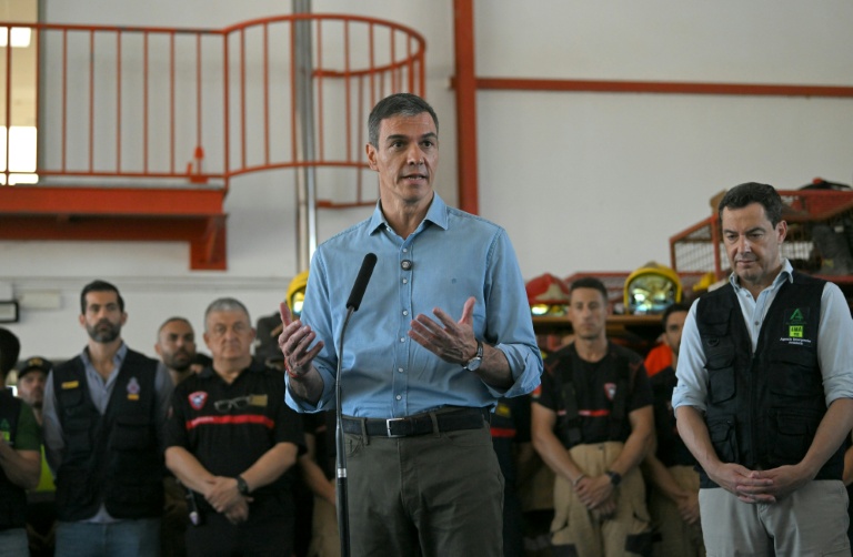 Le Premier ministre espagnol Pedro Sánchez s'adresse aux médias aux côtés du président de la région d'Andalousie, Juan Manuel Moreno (d), au poste de commandement à Turre, dans la province d'Almería, le 13 juillet 2026, après un incendie de forêt meurtrier