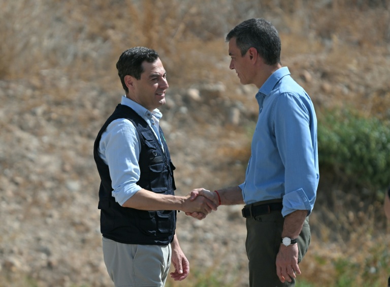 Le Premier ministre espagnol Pedro Sánchez salue le président de la région d'Andalousie, Juan Manuel Moreno (g), à son arrivée au poste de commandement à Turre, dans la province d'Almería, le 13 juillet 2026, après un incendie de forêt meurtrier
