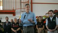 Le Premier ministre espagnol Pedro Sánchez s'adresse aux médias aux côtés du président de la région d'Andalousie, Juan Manuel Moreno (d), au poste de commandement à Turre, dans la province d'Almería, le 13 juillet 2026, après un incendie de forêt meurtrier