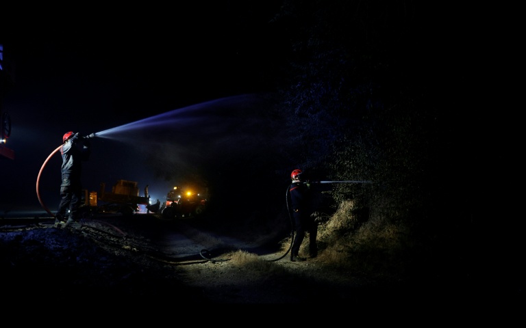 Les pompiers tentent d'éteindre un incendie dans la forêt de Fontainebleau, à Noisy-sur-École, tôt dans la matinée du 13 juillet 2026