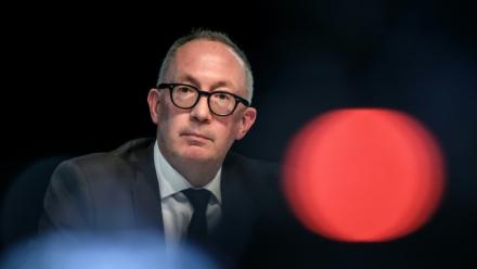 Le président de la commune suisse de Crans-Montana, Nicolas Féraud, lors d'une conférence de presse dans cette station alpine, le 6 janvier 2026