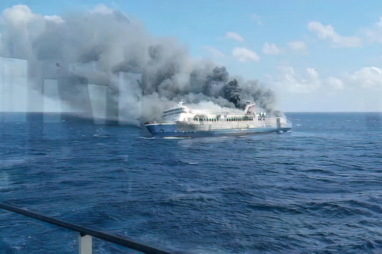 Capture d’écran d’une vidéo diffusée le 2 août 2026 par l’Agence nationale indonésienne de recherche et de secours (Basarnas) montrant une épaisse fumée à bord du ferry Mutiara Sentosa 2 au large de l’île de Madura, dans la province de Java oriental