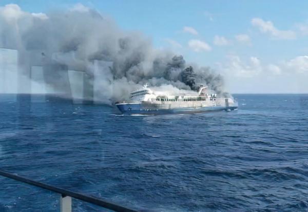 Capture d’écran d’une vidéo diffusée le 2 août 2026 par l’Agence nationale indonésienne de recherche et de secours (Basarnas) montrant une épaisse fumée à bord du ferry Mutiara Sentosa 2 au large de l’île de Madura, dans la province de Java oriental