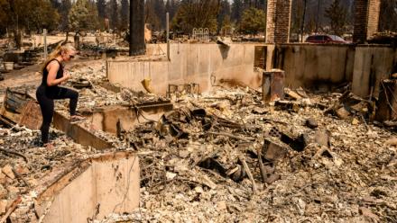 Kimber Renz regarde les ruines de sa maison détruite par les flammes à Spokane, dans l'Etat de Washington, le 4 août 2026