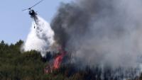 Un hélicoptère Airbus H125 largue de l'eau sur un incendie de forêt à Taradeau, le 20 juillet 2026 dans le Var