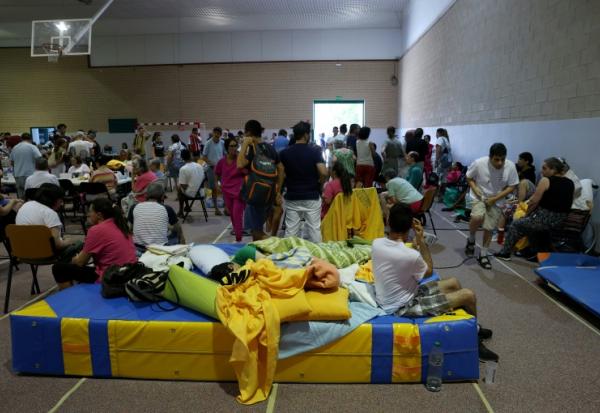 Des habitants évacués après un violent incendie ont trouvbé refuge à Villamanta, à l'ouest de Madrid, le 24 juillet 2026