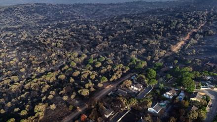 Cette image aérienne prise à l’aide d’un drone le 30 juillet 2026 montre des habitations dévastées par un incendie de forêt dans le lotissement d'Encinar del Alberche, à Villa del Prado, située à 60 kilomètres au sud-ouest de Madrid en Espagne