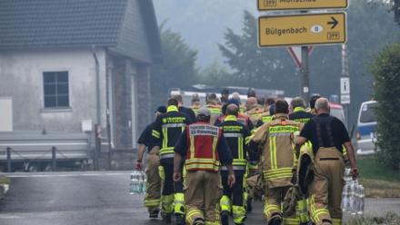 Des pompiers préparent leurs opérations à Kalterherberg alors qu'un feu de forêt dans la réserve naturelle des Hautes Fagnes menace une zone allemande voisine, le 17 août 2026 en Belgique