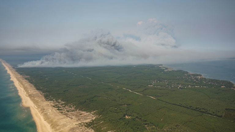 Incendie sur la rive nord du bassin d'Arcachon, dans le sud-ouest de la France, le 24 juillet 2026