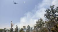Un hélicoptère largue de l’eau sur des forêts et des terres en feu dans les zones de Tegal Arum et Guntung Damar, à Banjarbaru, dans la province de Kalimantan du Sud, en Indonésie, le 19 septembre 2026