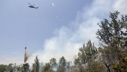 Un hélicoptère largue de l’eau sur des forêts et des terres en feu dans les zones de Tegal Arum et Guntung Damar, à Banjarbaru, dans la province de Kalimantan du Sud, en Indonésie, le 19 septembre 2026