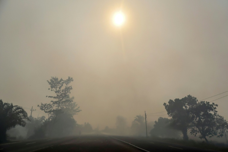 L'air de l'île indonésienne de Kalimantan pollué par des fumées d'incendies de forêt, le 20 août 2026 en Indonésie
