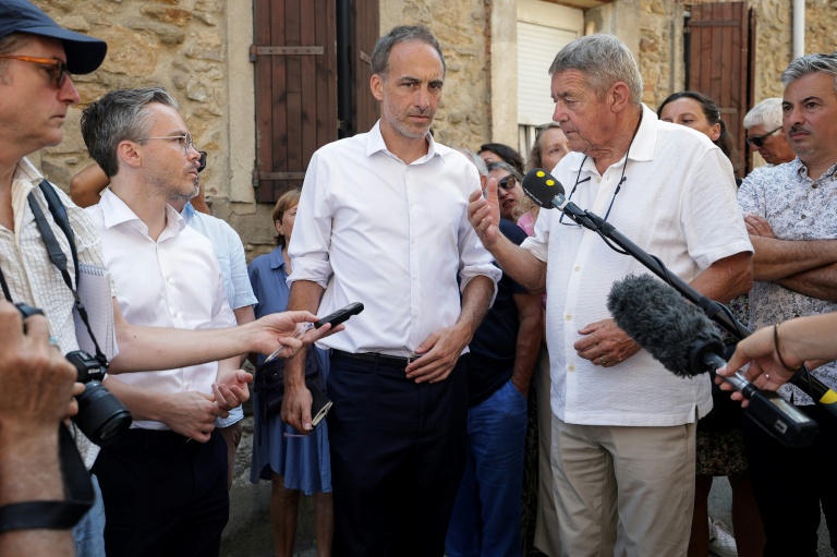 Raphaël Glucksmann en compagnie du maire de Jonquieres dans l'Aude Jacques Piraud, le 12 août 2026