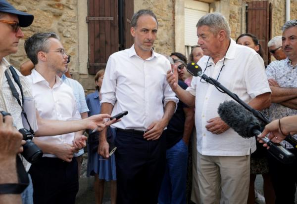 Raphaël Glucksmann en compagnie du maire de Jonquieres dans l'Aude Jacques Piraud, le 12 août 2026