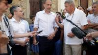 Raphaël Glucksmann en compagnie du maire de Jonquieres dans l'Aude Jacques Piraud, le 12 août 2026
