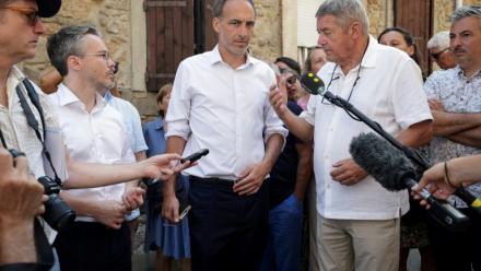 Raphaël Glucksmann en compagnie du maire de Jonquieres dans l'Aude Jacques Piraud, le 12 août 2026