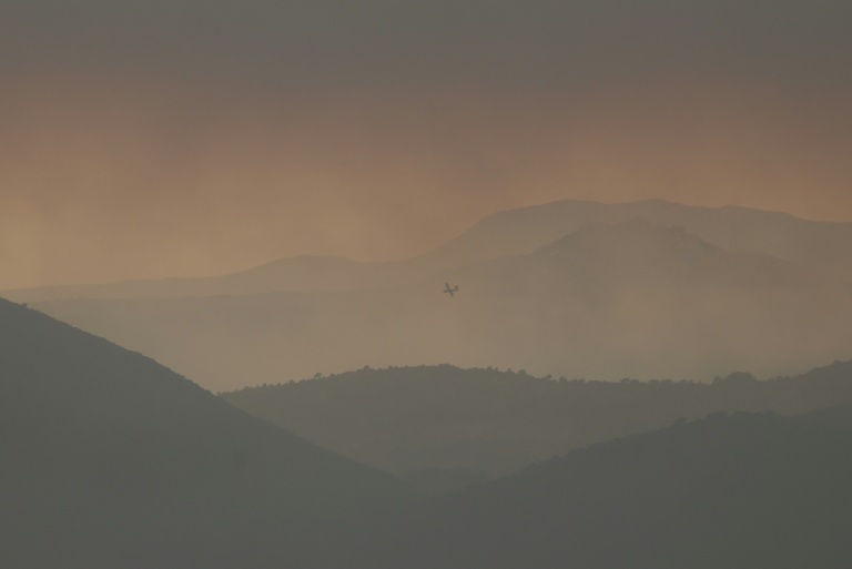 Une photo prise le 24 juillet 2026 à Puerto de la Cruz Verde, près d’Ávila, à 80 km à l’ouest de Madrid, montre la fumée d’un incendie de forêt qui fait rage à l’ouest de la capitale espagnole